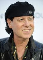 http://margit2.hu/forumba-alairasok/klaus-meine.jpg