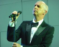 http://margit2.hu/forumba-alairasok/neil-tennant3.jpg