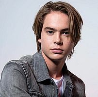 http://margit2.hu/forumba-kepek2/judah-lewis.jpg