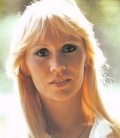https://margit2.hu/forumba-alairasok/agnetha-ase-faltskog2.jpg