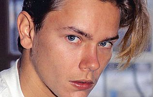 https://margit2.hu/forumba-alairasok/river-phoenix.jpg
