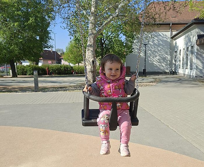 https://margit2.hu/forumba-csaladi-kepek/2026-tol/5-h-hintan-20260418.jpg