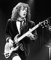 https://margit2.hu/forumba-kepek/angus-young.jpg