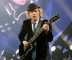 https://margit2.hu/forumba-kepek/angus-young2.jpg