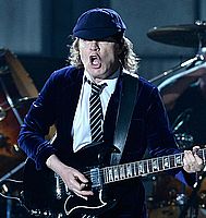 https://margit2.hu/forumba-kepek/angus-young3.jpg