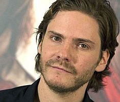 https://margit2.hu/forumba-kepek/daniel-bruhl3.jpg