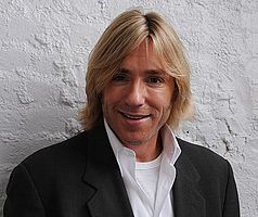 https://margit2.hu/forumba-kepek/ron-eldard2.jpg