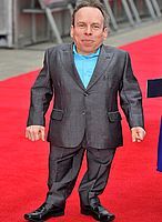 https://margit2.hu/forumba-kepek/warwick-davis2.jpg