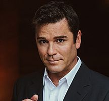 https://margit2.hu/forumba-kepek/yannick-bisson3.jpg